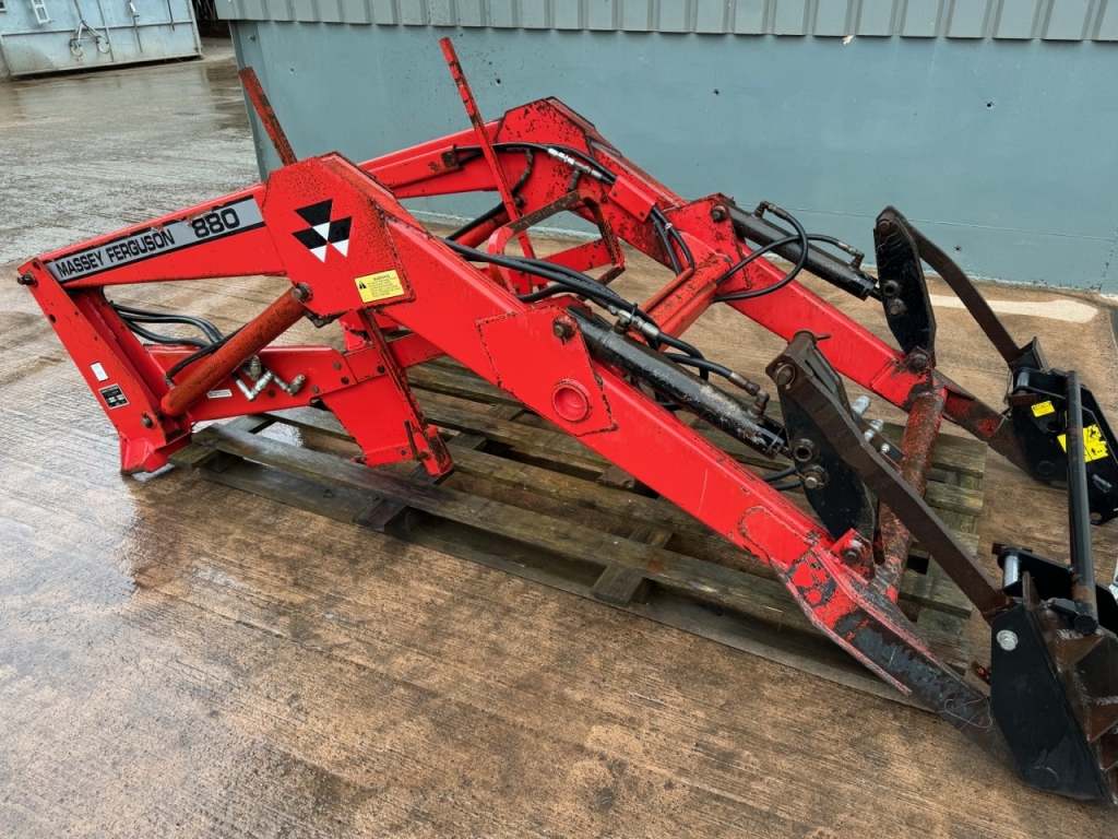 Massey Ferguson 880 loader, 1994, MF 390 brackets and pipework