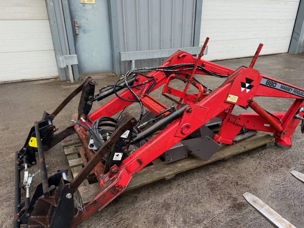 Massey Ferguson 880 loader, 1994, MF 390 brackets and pipework