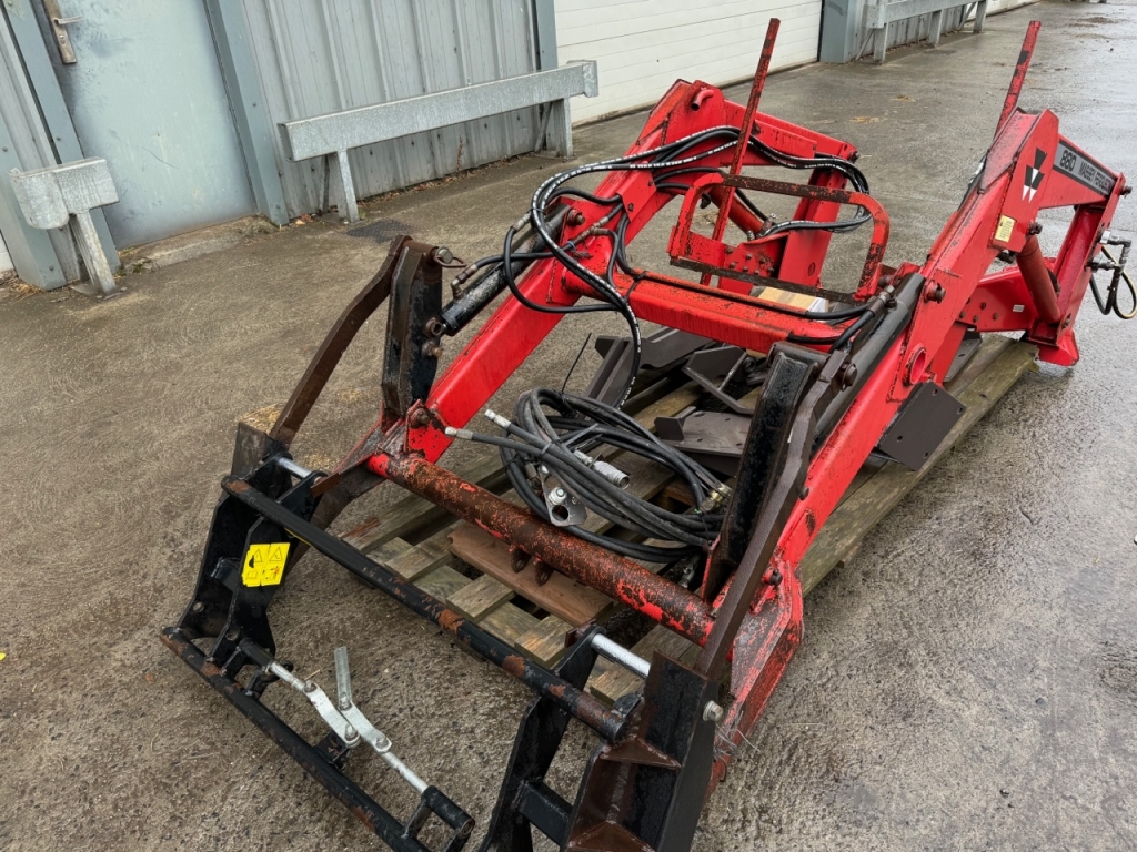 Massey Ferguson 880 loader, 1994, MF 390 brackets and pipework