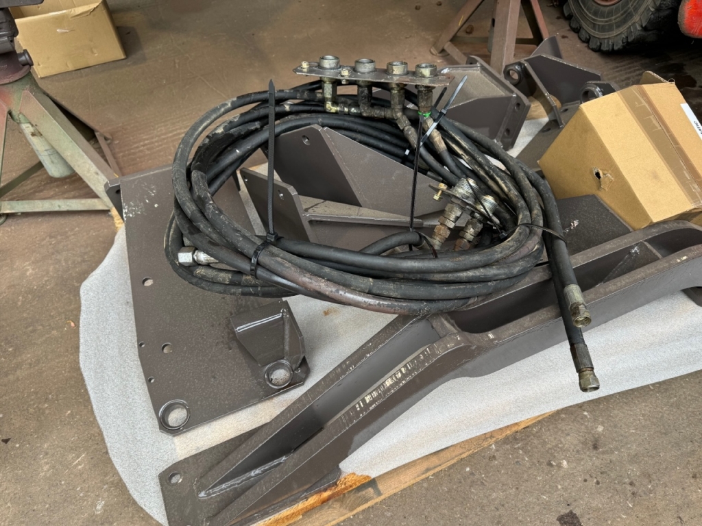 Massey Ferguson 880 loader, 1994, MF 390 brackets and pipework