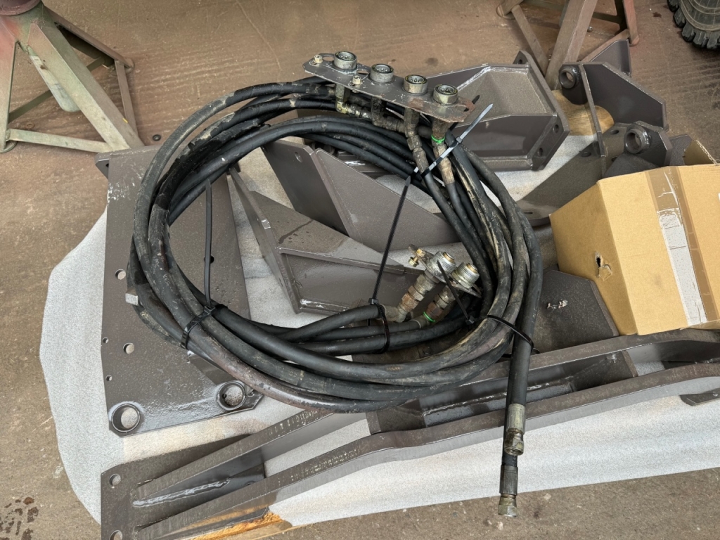 Massey Ferguson 880 loader, 1994, MF 390 brackets and pipework