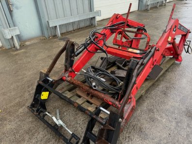Massey Ferguson 880 loader, 1994, MF 390 brackets and pipework