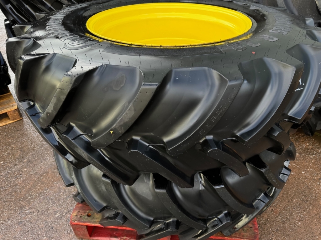 2x 520/85/38 + 2x 420/85/28 new Continental tyres fitted to John Deere wheels