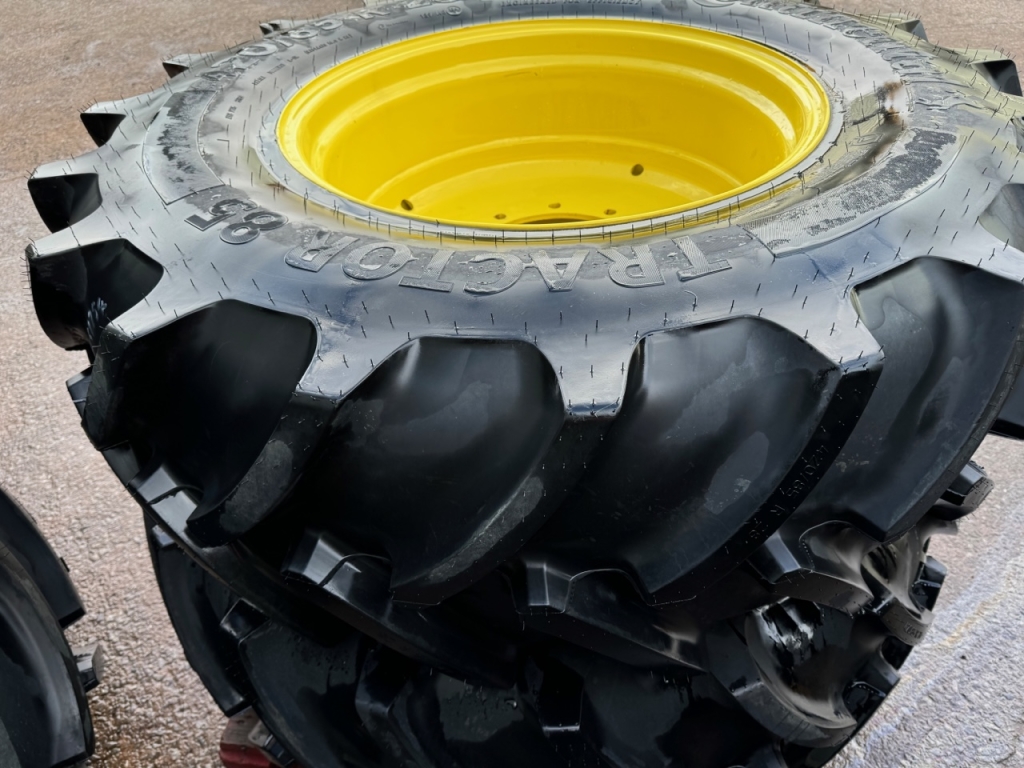 2x 520/85/38 + 2x 420/85/28 new Continental tyres fitted to John Deere wheels