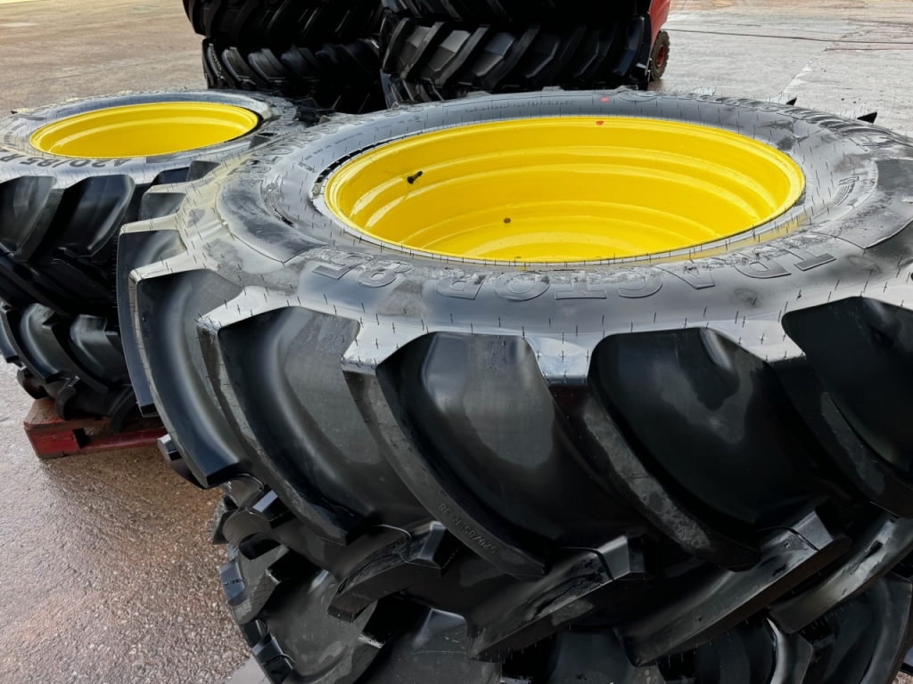 2x 520/85/38 + 2x 420/85/28 new Continental tyres fitted to John Deere wheels