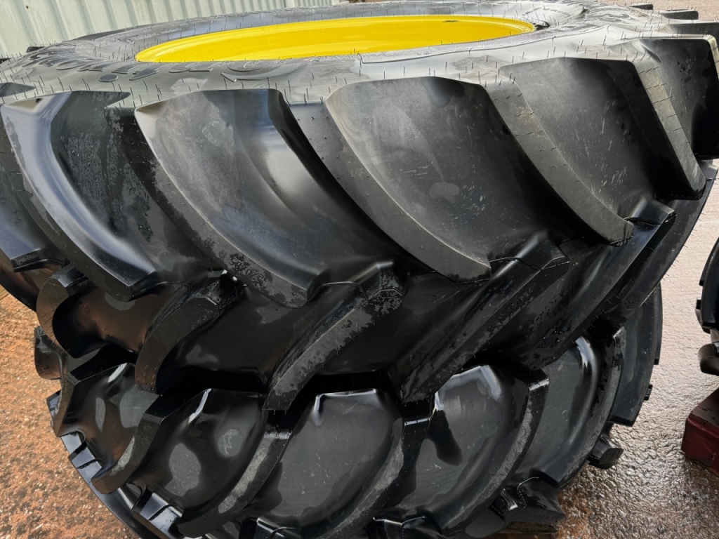 2x 520/85/38 + 2x 420/85/28 new Continental tyres fitted to John Deere wheels