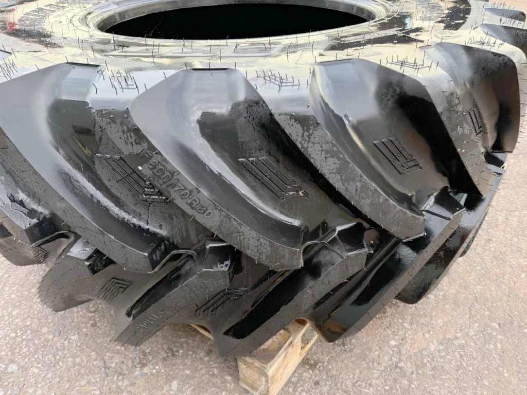 1x new 600/70/30 BKT tyre