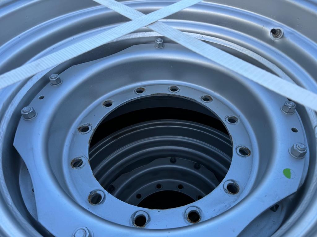 2x 710/70/42 + 2 x 600/70/30 Trelleborg, fitted to Case Optum rims