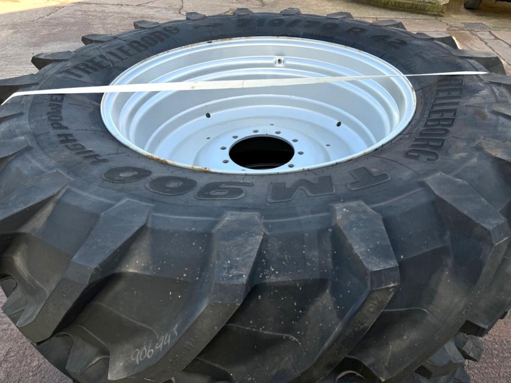 2x 710/70/42 + 2 x 600/70/30 Trelleborg, fitted to Case Optum rims