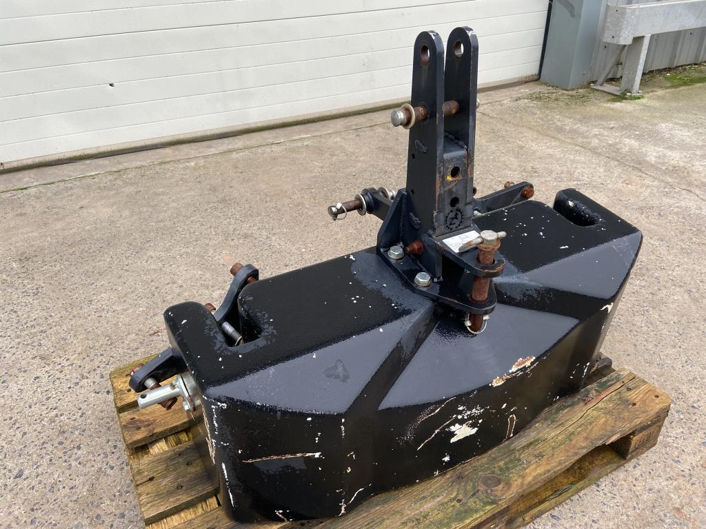 Zuidberg 850kg weight block, good condition, 3 point linkage mounted, can be supplied with JCB Fastrac chassis rail