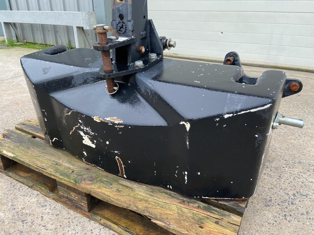 Zuidberg 850kg weight block, good condition, 3 point linkage mounted, can be supplied with JCB Fastrac chassis rail