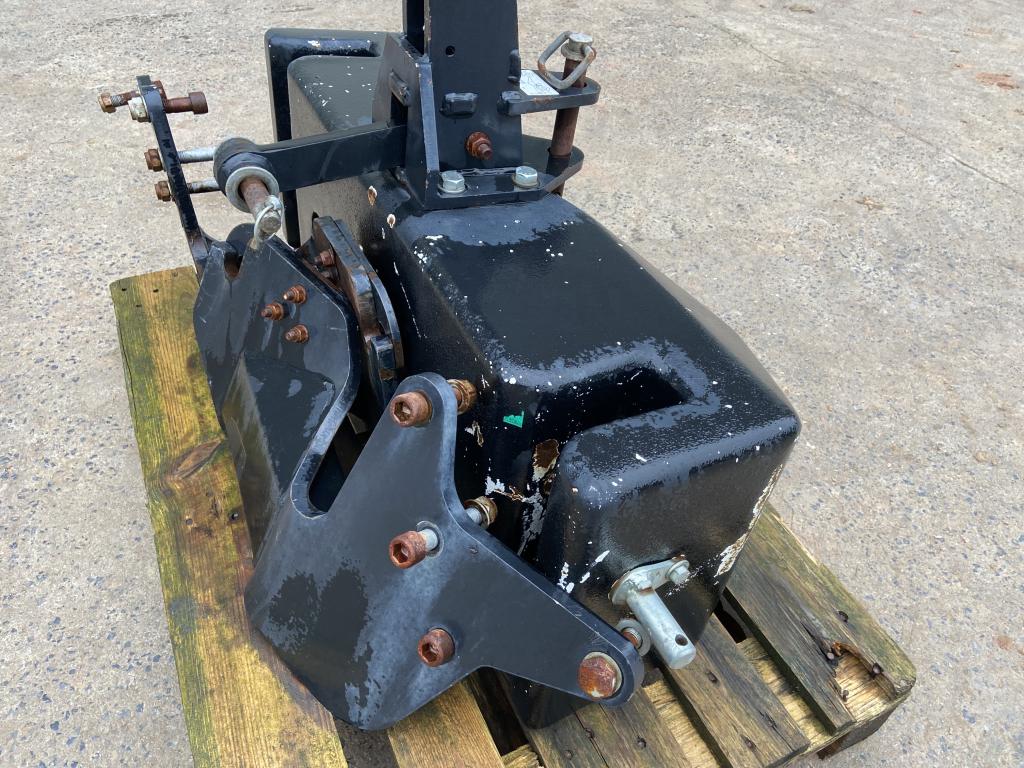 Zuidberg 850kg weight block, good condition, 3 point linkage mounted, can be supplied with JCB Fastrac chassis rail