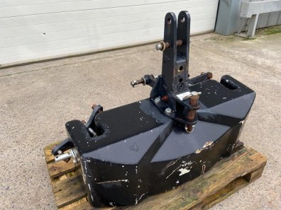 Zuidberg 850kg weight block, good condition, 3 point linkage mounted, can be supplied with JCB Fastrac chassis rail