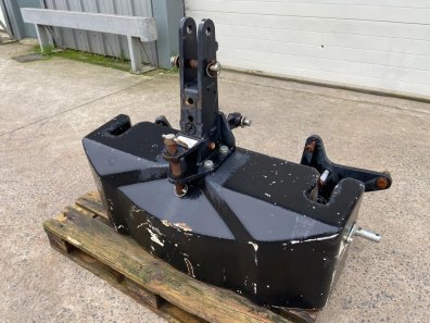 Zuidberg 850kg weight block, good condition, 3 point linkage mounted, can be supplied with JCB Fastrac chassis rail