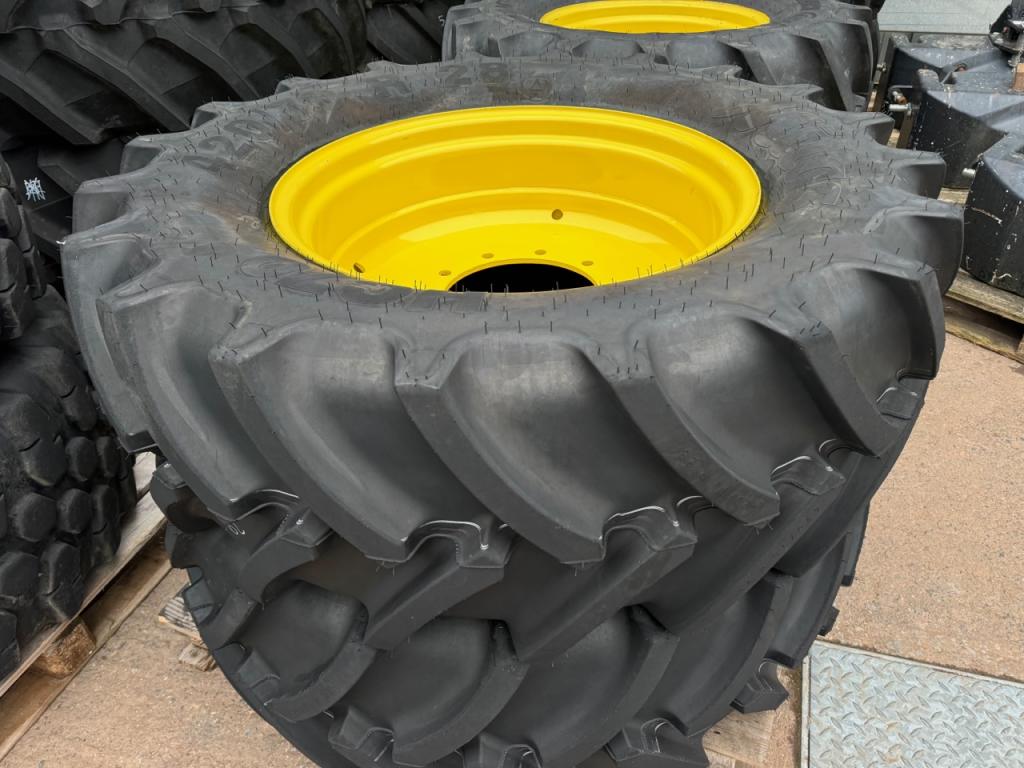 2x 520/70/38 + 2x 420/70/28 Continental tyres fitted to John Deere wheels
