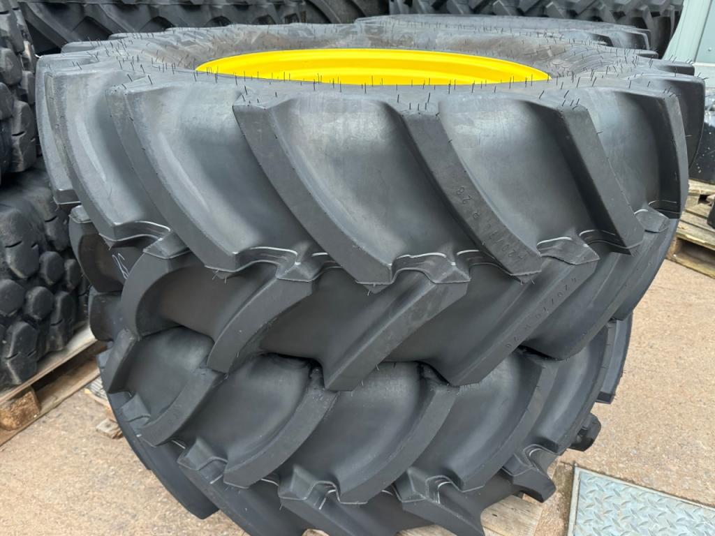 2x 520/70/38 + 2x 420/70/28 Continental tyres fitted to John Deere wheels