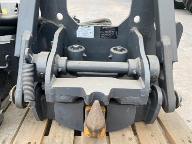 Massey Ferguson 6714S Dyna 6 pick up hitch, removed from tractor with 1,000hrs, as new
