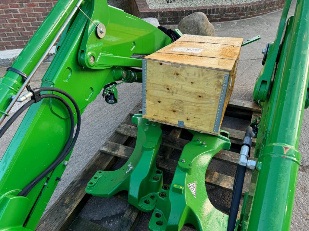 John Deere 643R loader, 2019, JD 4 cylinder brackets, boom lights, Euro carriage, third service
