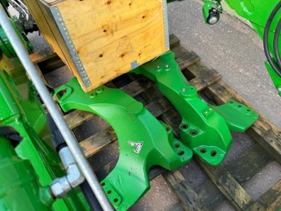 John Deere 643R loader, 2019, JD 4 cylinder brackets, boom lights, Euro carriage, third service