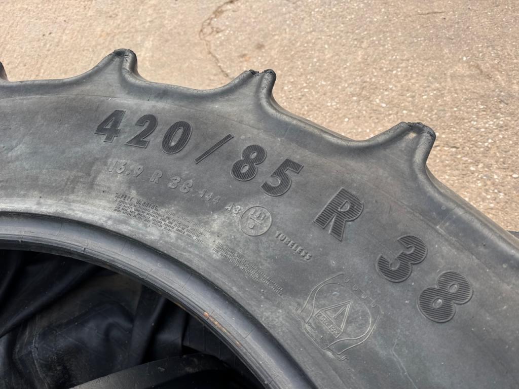 2x 16.9/38 Continental + 2 x Vredestien 10.0/16 tyres