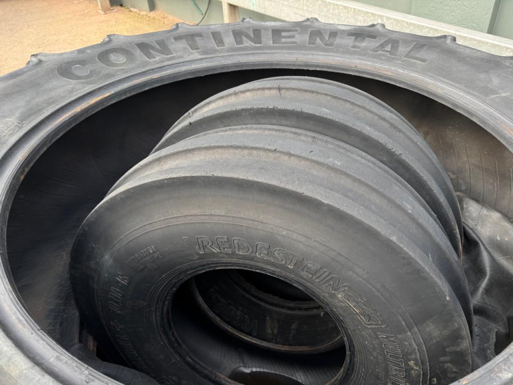 2x 16.9/38 Continental + 2 x Vredestien 10.0/16 tyres