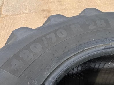 2x 480/70/28 Michelin tyres, 25%