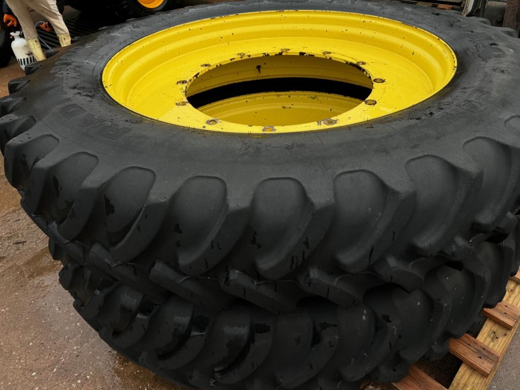 2x 380/105/50 + 2x 380/80/38 row crop wheels for John Deere 7000 R series tractor