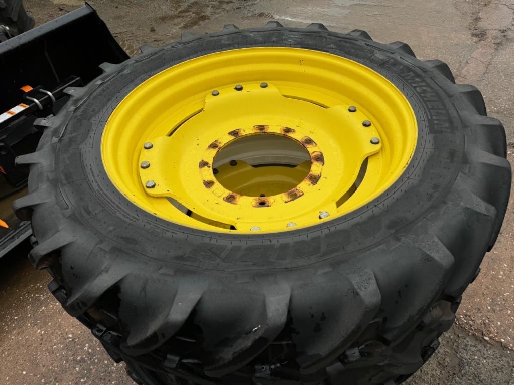 2x 380/105/50 + 2x 380/80/38 row crop wheels for John Deere 7000 R series tractor