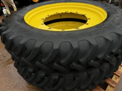 2x 380/105/50 + 2x 380/80/38 row crop wheels for John Deere 7000 R series tractor
