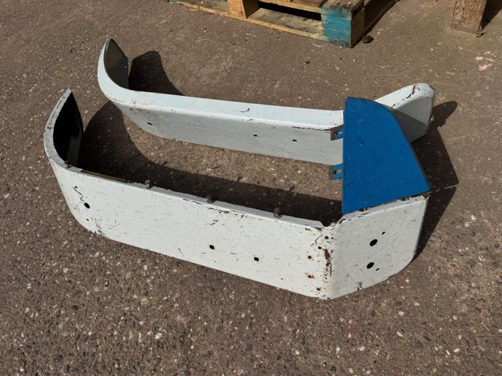 2x Ford SuperQ rear wings