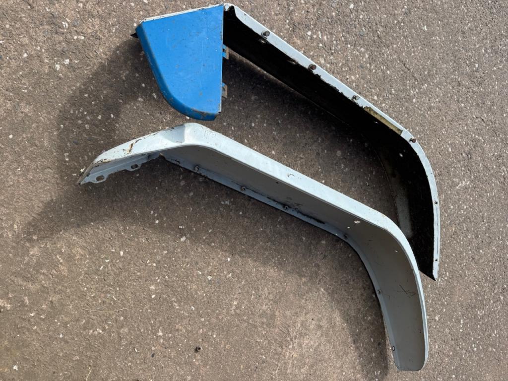 2x Ford SuperQ rear wings