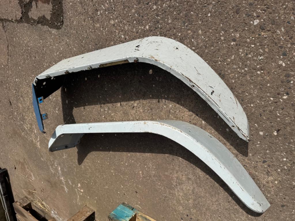 2x Ford SuperQ rear wings