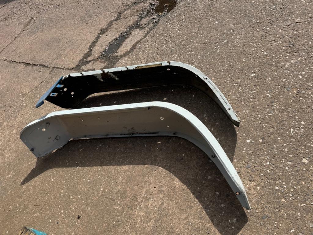 2x Ford SuperQ rear wings