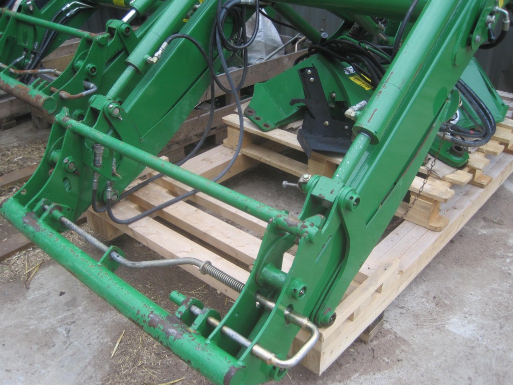John Deere 651 loader, JD 4 cylinder brackets and valve, bonnet guard, multi docking, soft ride, Euro carriage, very little work