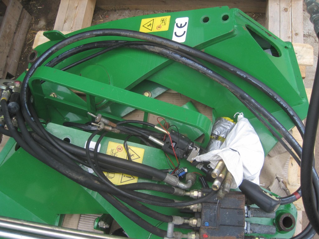 John Deere 651 loader, JD 4 cylinder brackets and valve, bonnet guard, multi docking, soft ride, Euro carriage, very little work
