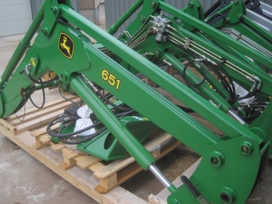 John Deere 651 loader, JD 4 cylinder brackets and valve, bonnet guard, multi docking, soft ride, Euro carriage, very little work