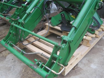 John Deere 651 loader, JD 4 cylinder brackets and valve, bonnet guard, multi docking, soft ride, Euro carriage, very little work