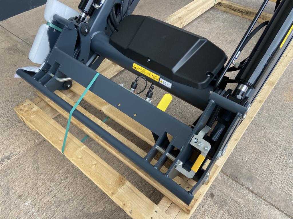 Quicke N5s loader boom, NEW, Euro carriage, soft ride, third service, self leveling