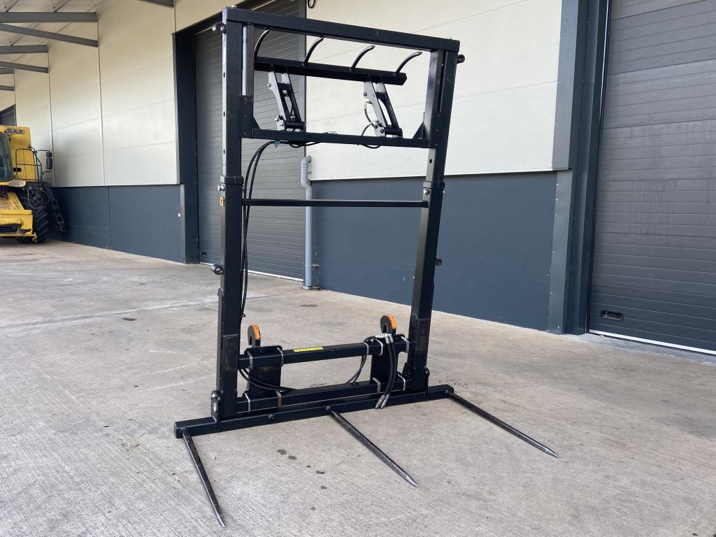 Quicke bale grab XL plus, 2022, hydraulic over top grab, adjustable frame height, hinged floating base, fold down legs, 3x bottom tines, bolt on Kramer/Scorpion hooks (other brackets available), this grab will pick up 4x 120x90 bales