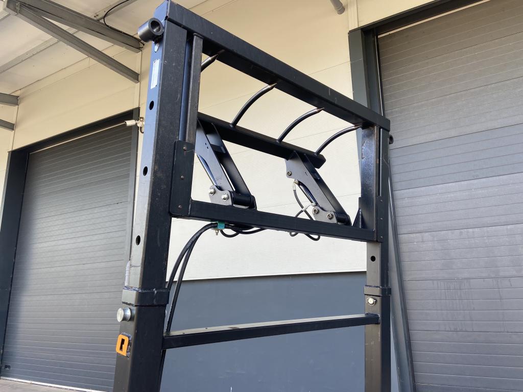 Quicke bale grab XL plus, 2022, hydraulic over top grab, adjustable frame height, hinged floating base, fold down legs, 3x bottom tines, bolt on Kramer/Scorpion hooks (other brackets available), this grab will pick up 4x 120x90 bales