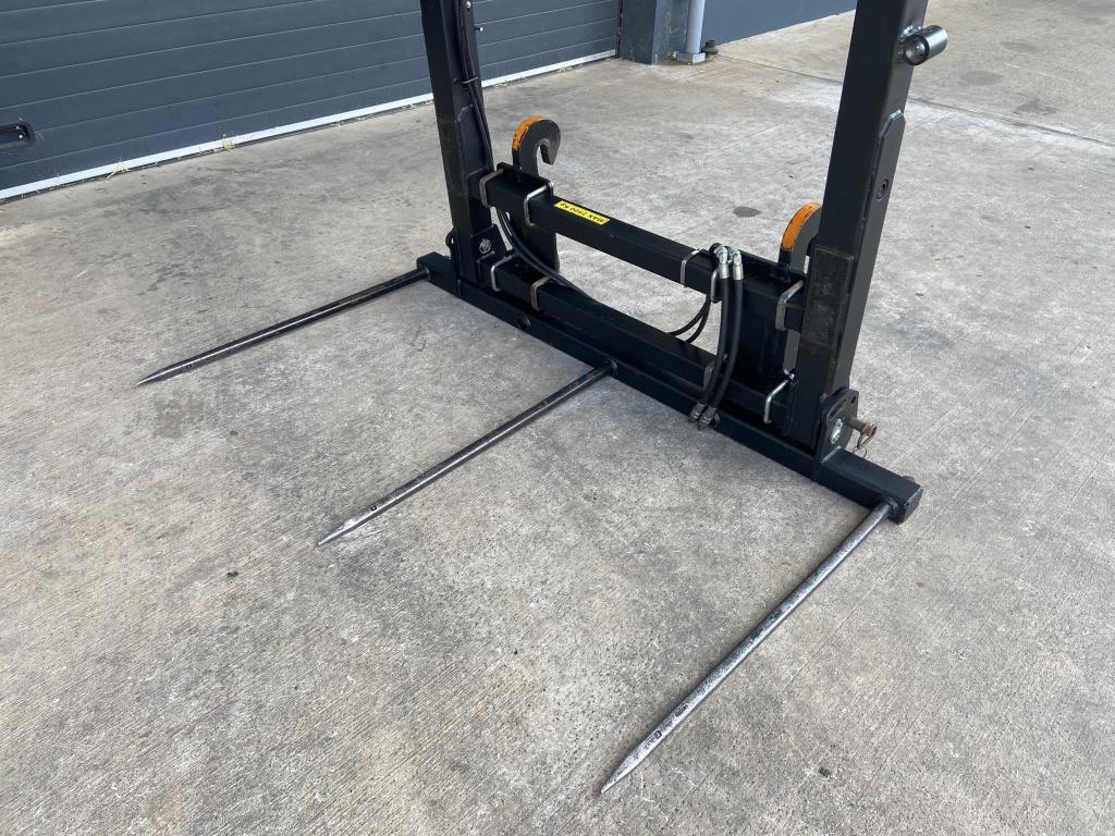 Quicke bale grab XL plus, 2022, hydraulic over top grab, adjustable frame height, hinged floating base, fold down legs, 3x bottom tines, bolt on Kramer/Scorpion hooks (other brackets available), this grab will pick up 4x 120x90 bales