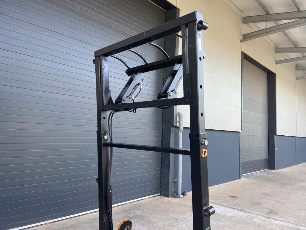 Quicke bale grab XL plus, 2022, hydraulic over top grab, adjustable frame height, hinged floating base, fold down legs, 3x bottom tines, bolt on Kramer/Scorpion hooks (other brackets available), this grab will pick up 4x 120x90 bales