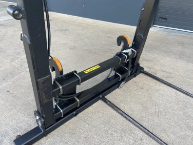 Quicke bale grab XL plus, 2022, hydraulic over top grab, adjustable frame height, hinged floating base, fold down legs, 3x bottom tines, bolt on Kramer/Scorpion hooks (other brackets available), this grab will pick up 4x 120x90 bales