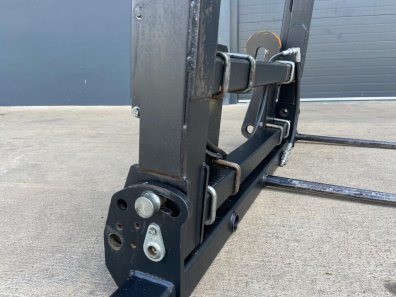 Quicke bale grab XL plus, 2022, hydraulic over top grab, adjustable frame height, hinged floating base, fold down legs, 3x bottom tines, bolt on Kramer/Scorpion hooks (other brackets available), this grab will pick up 4x 120x90 bales