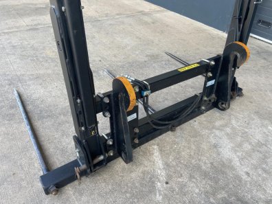 Quicke bale grab XL plus, 2022, hydraulic over top grab, adjustable frame height, hinged floating base, fold down legs, 3x bottom tines, bolt on Kramer/Scorpion hooks (other brackets available), this grab will pick up 4x 120x90 bales