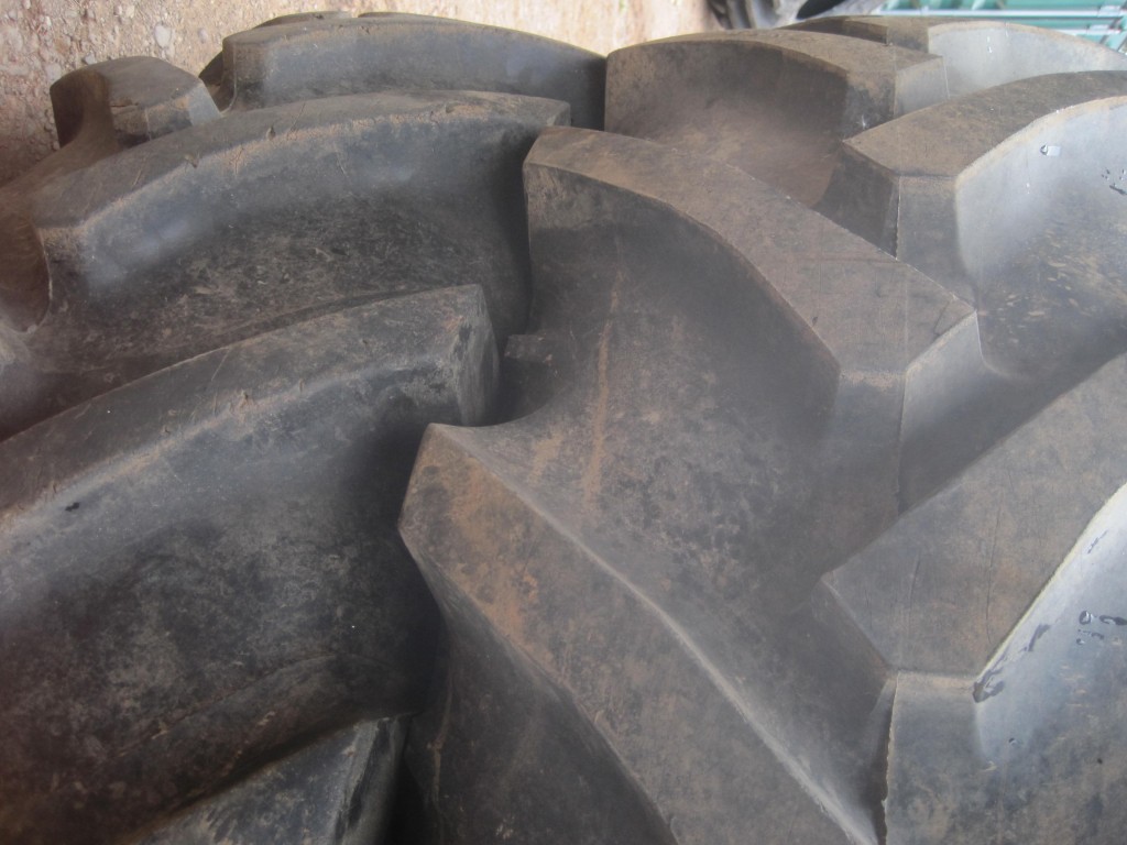 2x 16.9/34 tyres 90%