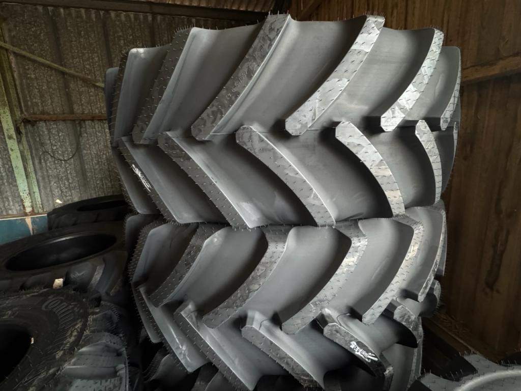 2x 650/65/42 + 2x 600/65/28 new Continental tyres
