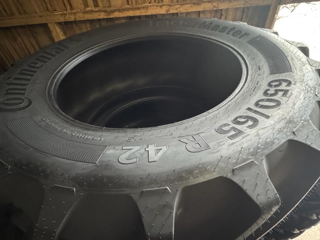 2x 650/65/42 + 2x 600/65/28 new Continental tyres