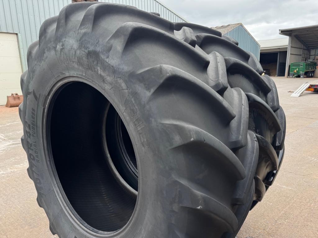 2x 710/70/42 Michelin tyres