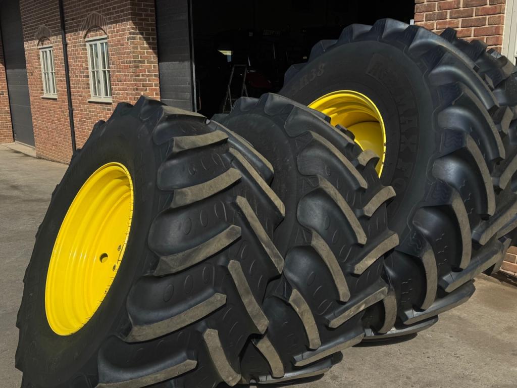 2x 650/85/38 + 2x 600/70/30 tyres BKT tyres fitted to John Deere wheels